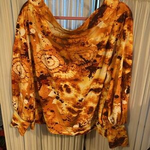 Top Women’s Lg neck Bell Sleeves Cute 70’s feel 🥳 🎉